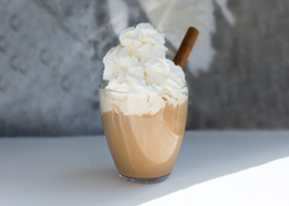 Kawa mrożona z lodami i bitą śmietaną