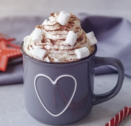 Gorąca czekolada z piankami i bitą śmietaną 