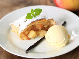 Szarlotka z lodami i bitą śmietaną